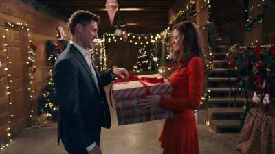 (gentle music continues) - A Maple Valley Christmas