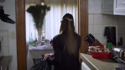 (gentle music)
(footsteps thumping) - It’s Beginning to Look a Lot Like Murder