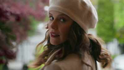 (gentle music) - Christmas in Notting Hill