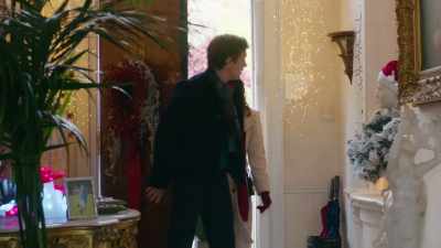 (gentle music) - Christmas in Notting Hill