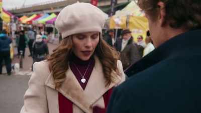 (gentle music) - Christmas in Notting Hill
