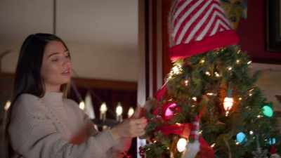 (gentle music)
(tree rustling) - It’s Beginning to Look a Lot Like Murder