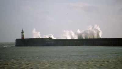 (gentle suspenseful music)
(waves whooshing) - The Buildings That Fought Hitler