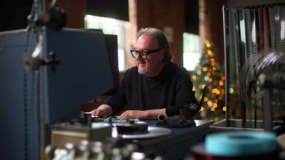 George verbergt daar z'n verpeste kapsel. - Wham!: Last Christmas Unwrapped