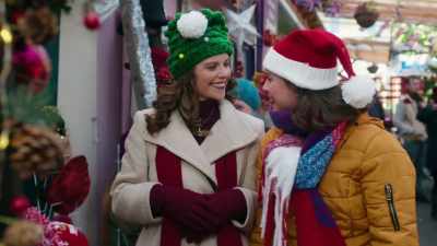 (Georgia laughs)
(Lizzie laughs) - Christmas in Notting Hill