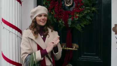 (Georgia sighs) (gentle
music continues) - Christmas in Notting Hill