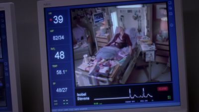 Get a crash cart. Izzie stevens' room. - Grey's Anatomy