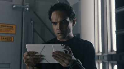- Get back to the airlock.
- It'’s melting my glove. - The Ark
