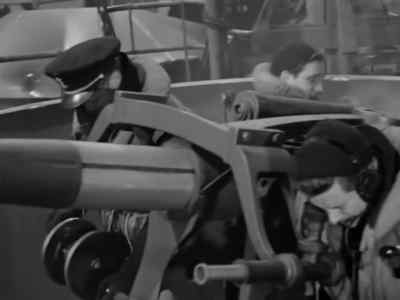 Get back there. L‘ll load her. - Action in the North Atlantic