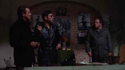 Get behind the door, and, you, back there. - Wait Until Dark