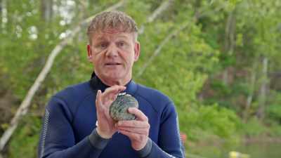 Get your big toe
on there, hold it, - Gordon Ramsay: Uncharted