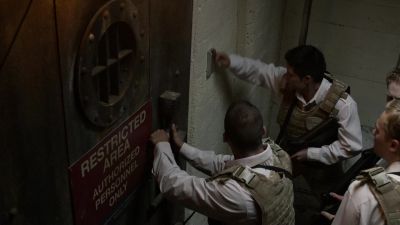 Get that door open. - The 100