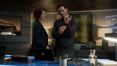 Get down, get down. - Supergirl