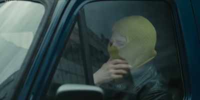 Get down! Six robbers have
carried out an armed raid, - The Gold