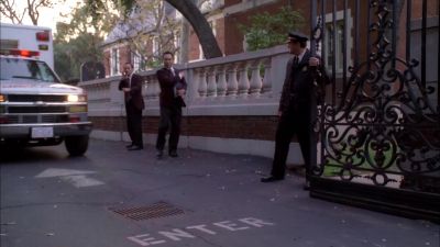 - Get everyone inside. Nobody leaves.
- Yes sir. - Lie to Me