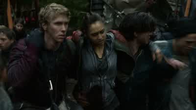Get her inside the dropship. - The 100