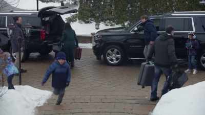 -Get in the car!
-[horn honking] - Home Sweet Home Alone