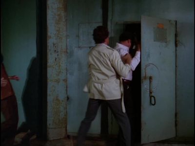 GET IN THERE. - Hawaii Five-O