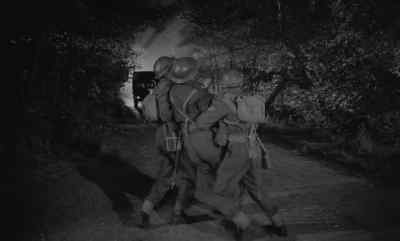 Get him into the ditch, quick.
Come on, shift it. - Dunkirk