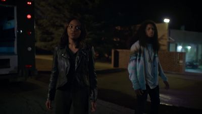 - Get on the ground!
- [Jennifer] Leave us alone! - Black Lightning