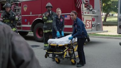 Get him on the gurney. - Chicago Fire