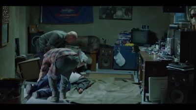 Get on the side. - Mr Inbetween