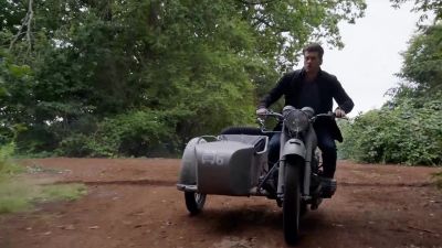 - Get on!
- What are you doing here? - DC's Legends of Tomorrow