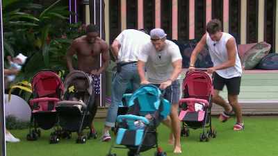 >> GET THEM IN THEIR STROLLER
BUCKLED UP. - Love Island
