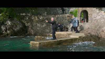 Get him underwater!
Eyes on the water! - The Day of the Jackal