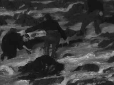 Get up, Maggie. Come down, Patcheen. - Man of Aran