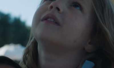 -Get up!
-[Nina] Elena. - The Lost Daughter