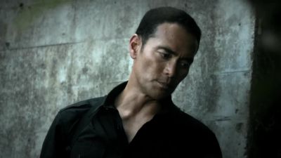 Get him up. We move now. - Hawaii Five-0