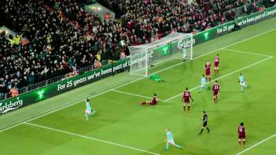 Gets outside, sets up the shot and scores. - All or Nothing: Manchester City