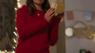(gift rattling)
(playful music) - Christmas in Notting Hill