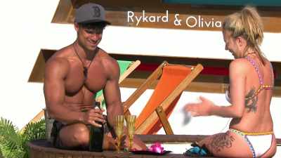 (GIGGLES) - Love Island