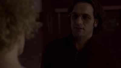 [ GIGGLES ]
YOU'RE A GOOD KISSER. - The Americans