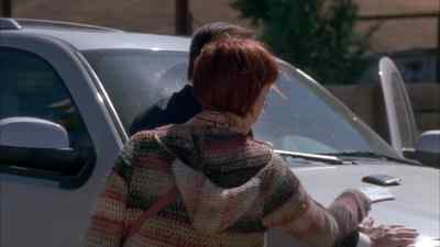 - GIMME THAT.
- IT'S JUST MY PHONE. - Big Love