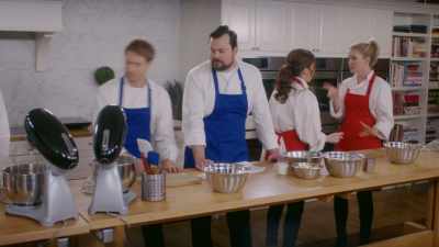 GINA:
So this is what I'm thinking. - Christmas Cupcakes