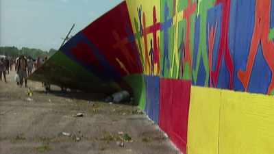 GIRL: All these crazy people
breaking down this wall, - Woodstock 99: Peace Love and Rage
