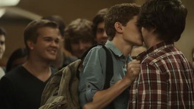 (girl): Oh!
(students laughing) - Hemlock Grove