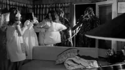 (Girls screaming) (monsters groaning) - The Horror of Party Beach