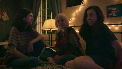 [girls snickering] - Everything's Gonna Be Okay