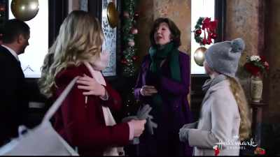 Girls, we're having a formal dinner
tonight for the visiting dignitaries, - Christmas at the Palace