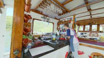 GISELA: When I work my
kitchen in the boat, it's really hard... - Restaurants at the End of the World