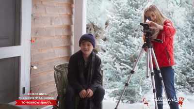 Give her a dolly
that laughs and cries - A Nashville Christmas Carol