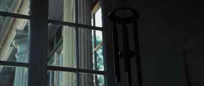 - Give me a kiss.
- I can do it, I can do it. - The Amityville Horror