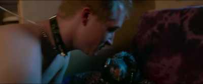 Give her a kiss. - Renesse