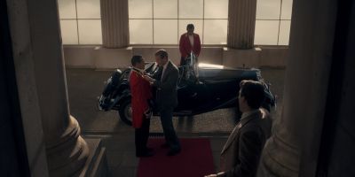 - Give him a tip.
- Don't tell my wife. - The Crown