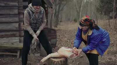 Give it once more,
so it breaks off properly. - Smoke Sauna Sisterhood