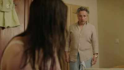 Give me your phone. - The Holiday
